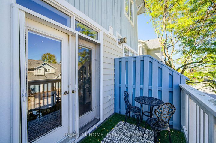 Photo 12 at 24 - 1008 ON BOGART Circle, College Manor, Newmarket