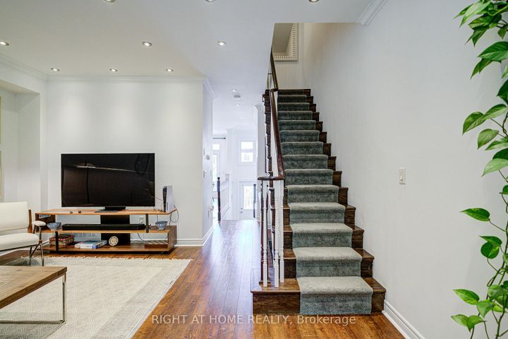 Photo 13 at 24 - 1008 ON BOGART Circle, College Manor, Newmarket