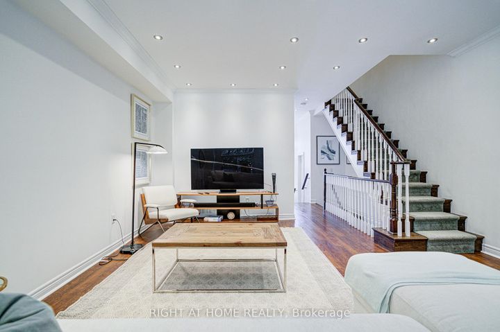 Photo 15 at 24 - 1008 ON BOGART Circle, College Manor, Newmarket