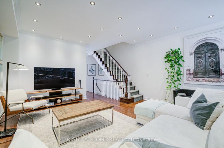 Photo 16 at 24 - 1008 ON BOGART Circle, College Manor, Newmarket