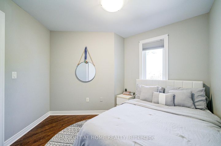 Photo 24 at 24 - 1008 ON BOGART Circle, College Manor, Newmarket