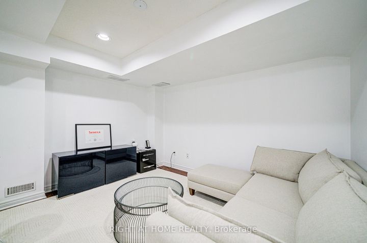 Photo 42 at 24 - 1008 ON BOGART Circle, College Manor, Newmarket