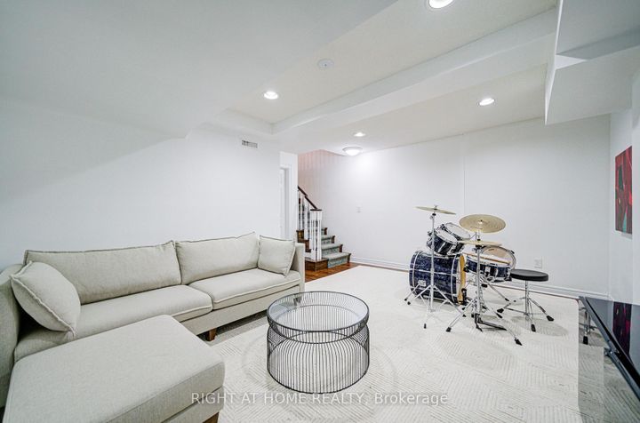 Photo 43 at 24 - 1008 ON BOGART Circle, College Manor, Newmarket