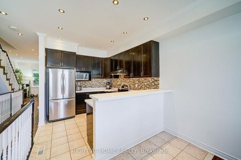 Photo 3 at 24 - 1008 ON BOGART Circle, College Manor, Newmarket