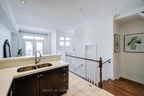 Photo 6 at 24 - 1008 ON BOGART Circle, College Manor, Newmarket