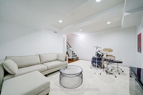 Photo 43 at 24 - 1008 ON BOGART Circle, College Manor, Newmarket