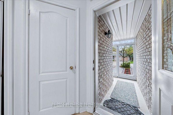 Photo 3 at 63 Carousel Crescent, Oak Ridges Lake Wilcox, Richmond Hill