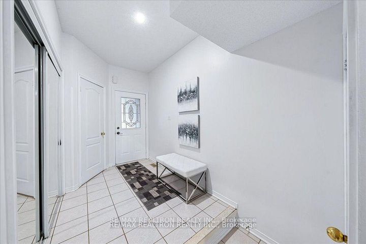 Photo 4 at 63 Carousel Crescent, Oak Ridges Lake Wilcox, Richmond Hill