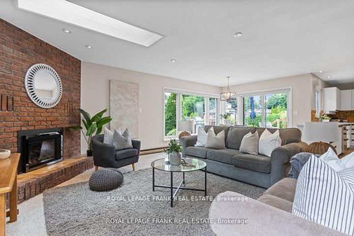 Photo 10 at 848 Swiss Heights, Pinecrest, Oshawa