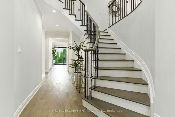 Photo 8 at 691 Merlot Court, Lorne Park, Mississauga