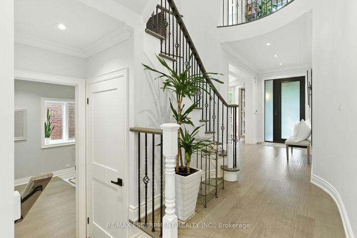 Photo 9 at 691 Merlot Court, Lorne Park, Mississauga