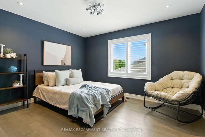 Photo 35 at 691 Merlot Court, Lorne Park, Mississauga