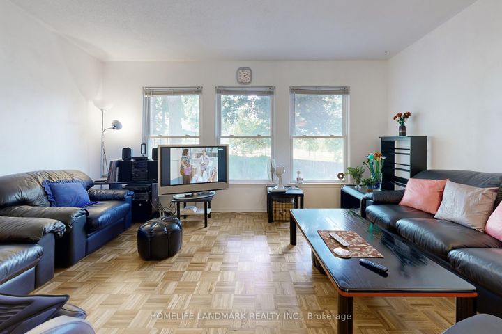 Photo 3 at 32 L'amoreaux Drive, L'Amoreaux, Toronto