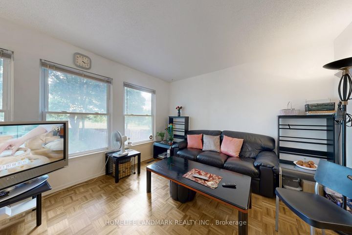 Photo 5 at 32 L'amoreaux Drive, L'Amoreaux, Toronto