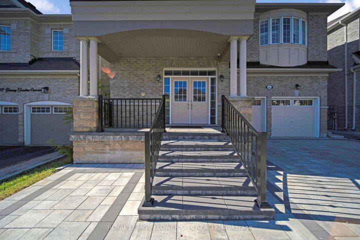 Photo 3 at 44 YOUNG GARDEN Crescent, Credit Valley, Brampton