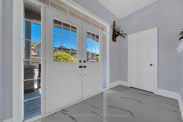 Photo 5 at 44 YOUNG GARDEN Crescent, Credit Valley, Brampton