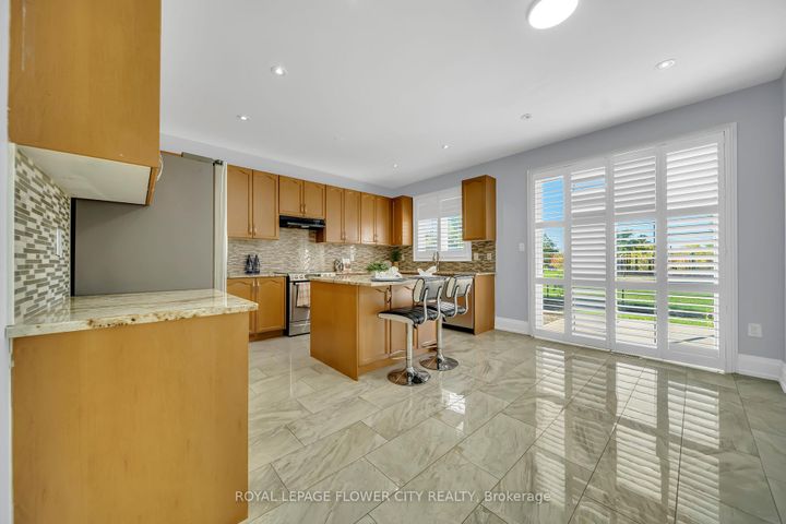 Photo 12 at 44 YOUNG GARDEN Crescent, Credit Valley, Brampton