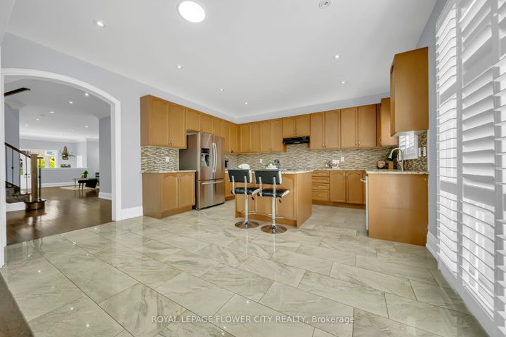 Photo 13 at 44 YOUNG GARDEN Crescent, Credit Valley, Brampton