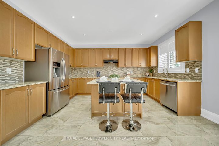 Photo 14 at 44 YOUNG GARDEN Crescent, Credit Valley, Brampton