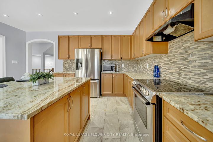 Photo 15 at 44 YOUNG GARDEN Crescent, Credit Valley, Brampton