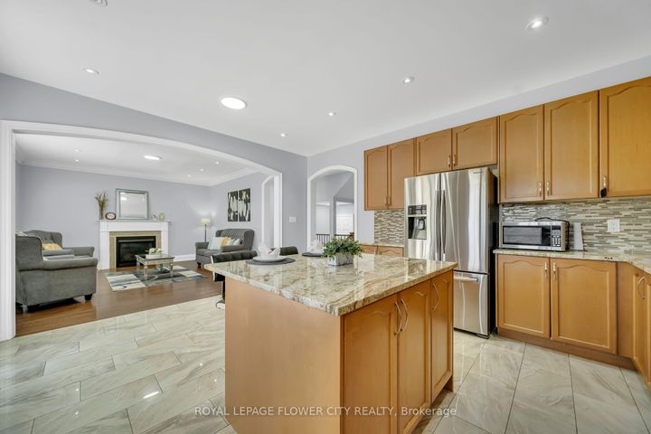 Photo 16 at 44 YOUNG GARDEN Crescent, Credit Valley, Brampton