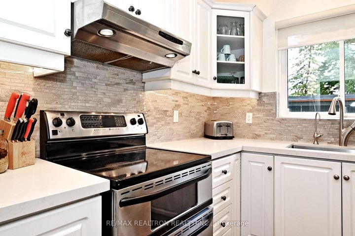 Photo 13 at 9 Karen Road, Donalda, Toronto