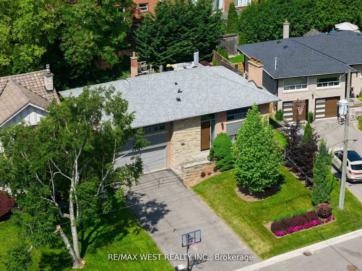 Photo 1 at 10 Vanellan Court, Queensway, Toronto