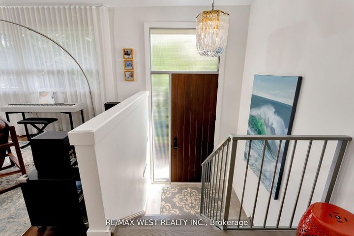 Photo 3 at 10 Vanellan Court, Queensway, Toronto