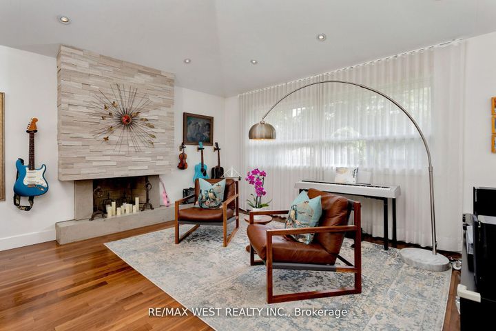 Photo 7 at 10 Vanellan Court, Queensway, Toronto