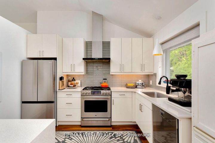 Photo 12 at 10 Vanellan Court, Queensway, Toronto
