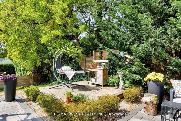 Photo 20 at 10 Vanellan Court, Queensway, Toronto