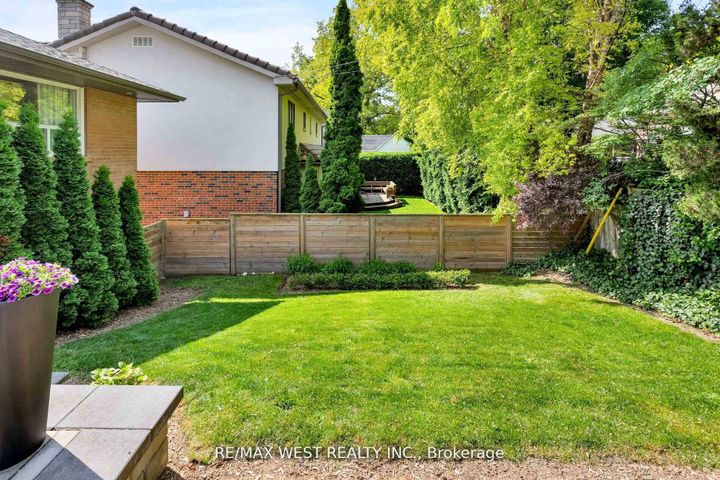 Photo 21 at 10 Vanellan Court, Queensway, Toronto