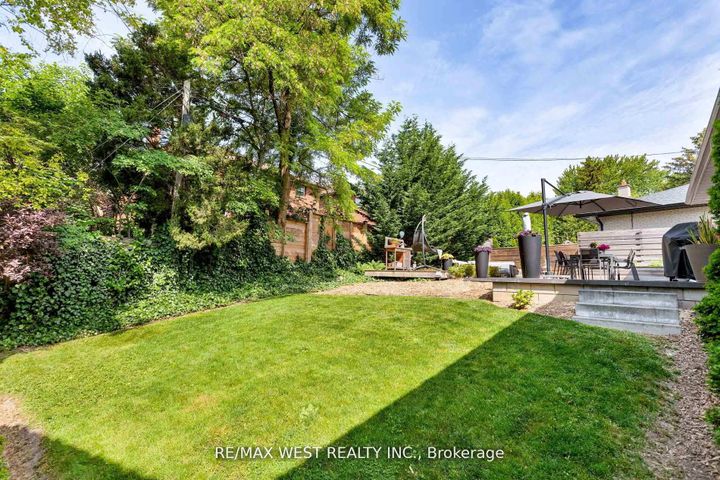 Photo 22 at 10 Vanellan Court, Queensway, Toronto