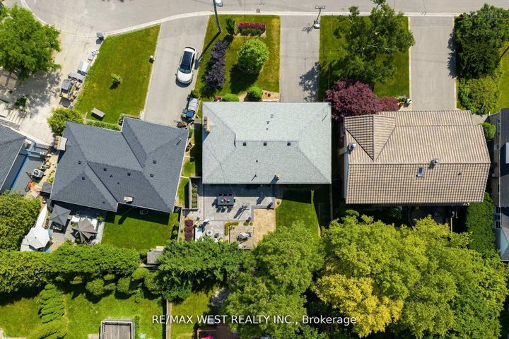 Photo 24 at 10 Vanellan Court, Queensway, Toronto