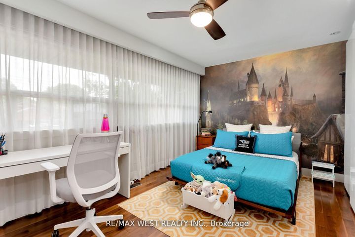 Photo 31 at 10 Vanellan Court, Queensway, Toronto