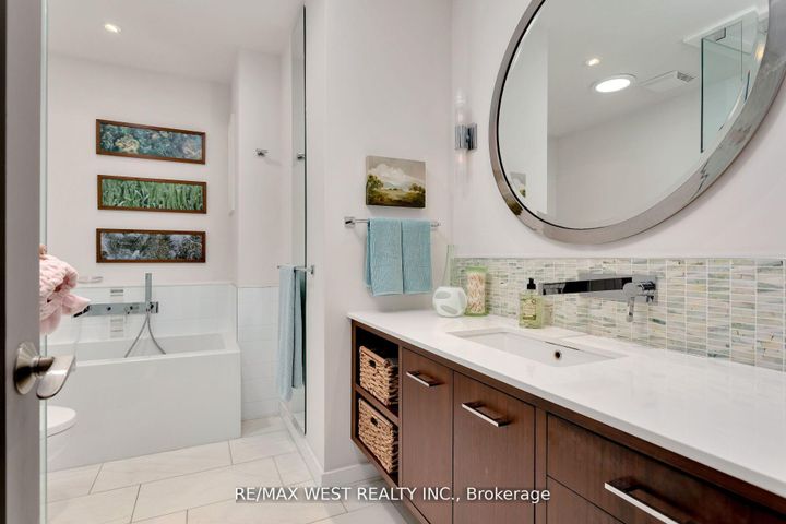 Photo 34 at 10 Vanellan Court, Queensway, Toronto