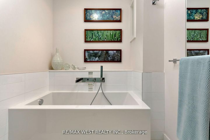 Photo 35 at 10 Vanellan Court, Queensway, Toronto