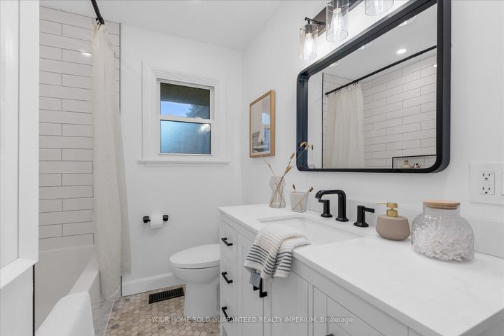 Photo 13 at 3 MULOCK Avenue, Sunninghill, Hamilton