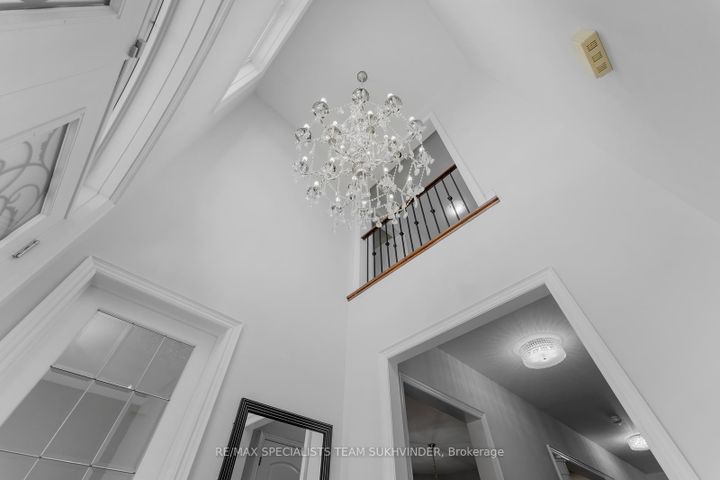 Photo 4 at 4 Rockton Court, Toronto Gore Rural Estate, Brampton