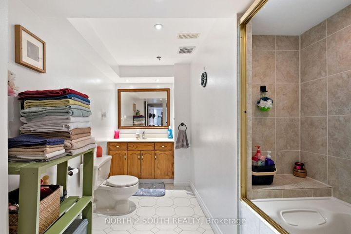 Photo 32 at 18 Mitchell Avenue, Heart Lake West, Brampton