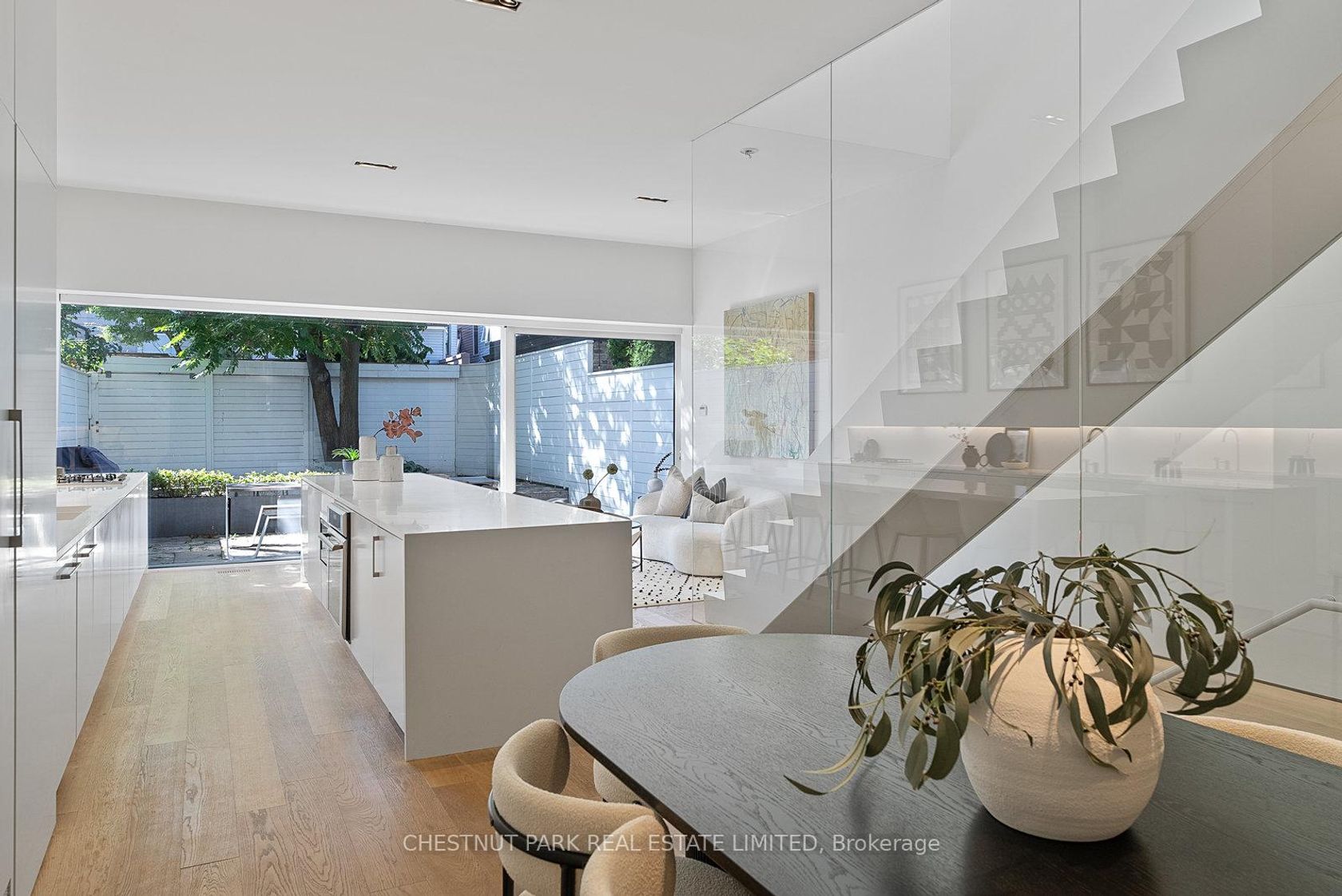 82 Robert Street, University, Toronto 2