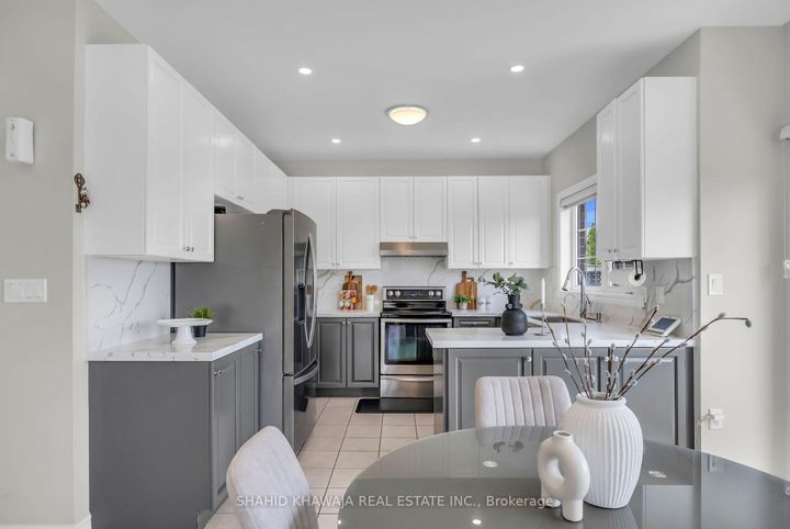 Photo 11 at 4839 Marble Arch Mews, Churchill Meadows, Mississauga