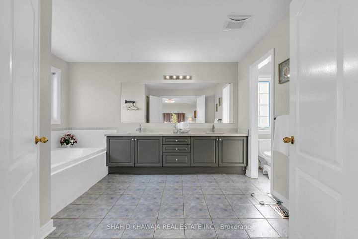 Photo 25 at 4839 Marble Arch Mews, Churchill Meadows, Mississauga
