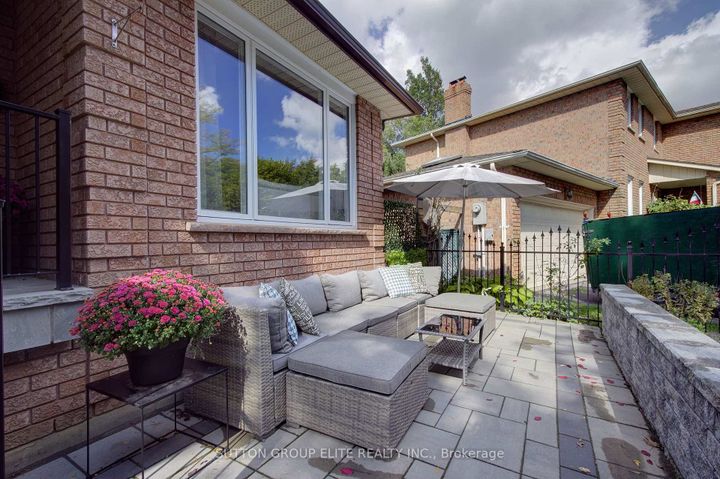 Photo 2 at 411 The Thicket, Lakeview, Mississauga