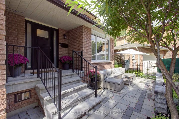 Photo 3 at 411 The Thicket, Lakeview, Mississauga