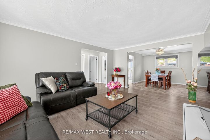 Photo 7 at 54 Barker Avenue, Beaumonde Heights, Toronto