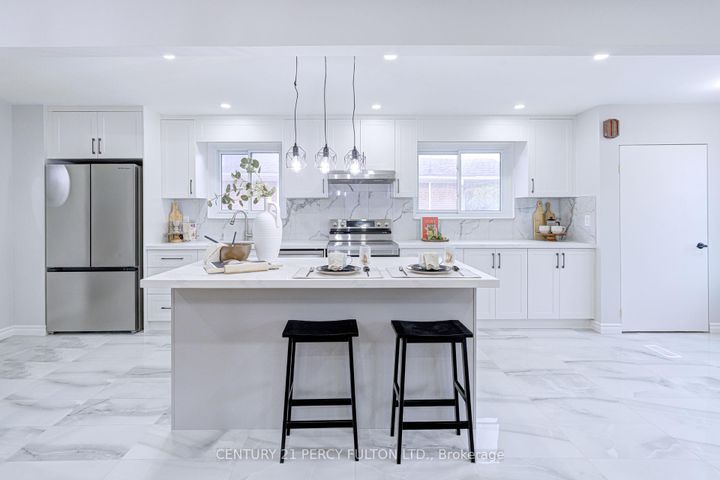 Photo 9 at 7146 Harwick Drive, Malton, Mississauga