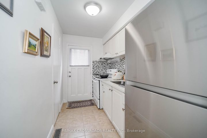 Photo 25 at 8 Topaz Gate, Steeles, Toronto