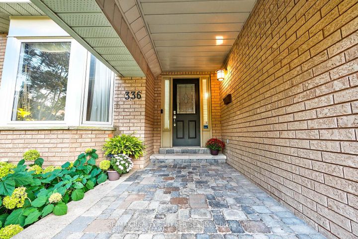 Photo 5 at 336 Oakridge Court, RO River Oaks, Oakville