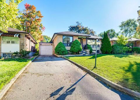 Photo 1 at 31 Sussex Avenue, Crosby, Richmond Hill